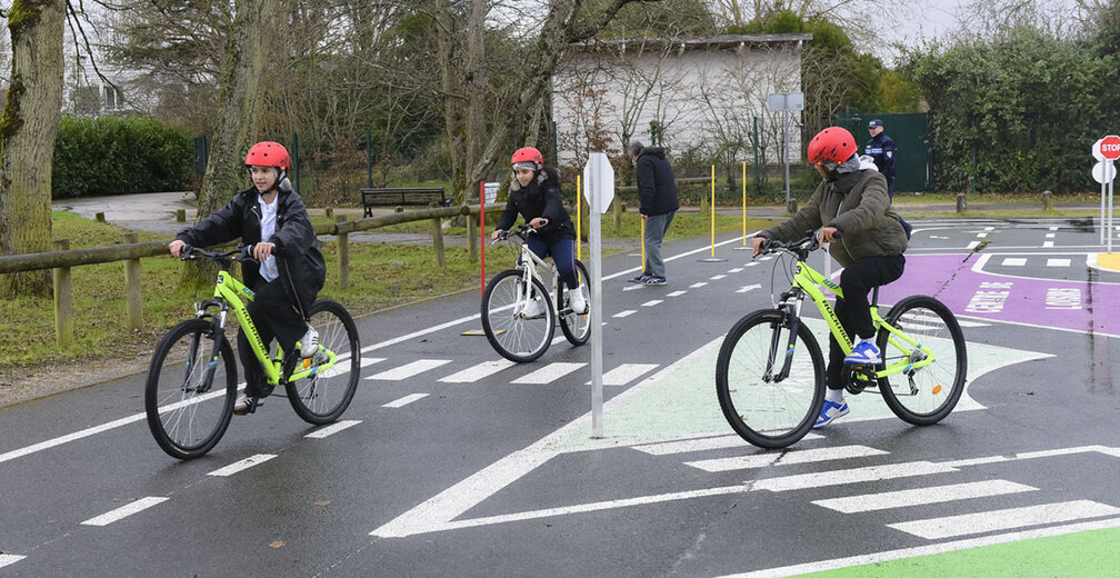 Trois jeunes cyclistes sur le circuit de maniabilité à vélo au cœur du quartier La Source à Orléans