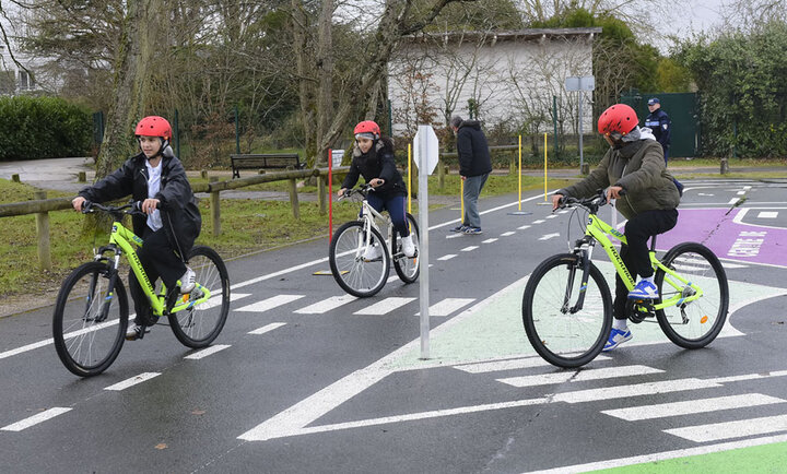 Trois jeunes cyclistes sur le circuit de maniabilité à vélo au cœur du quartier La Source à Orléans