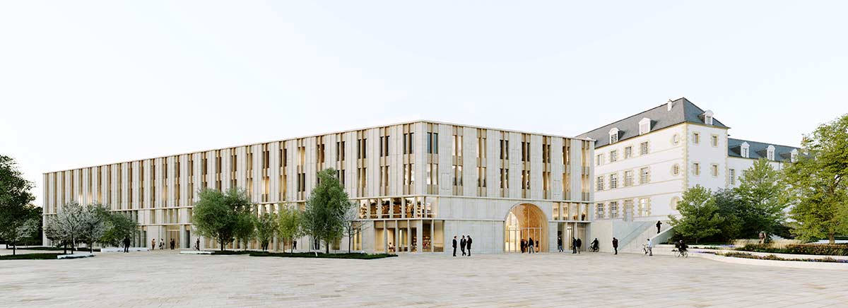 Vue d'ensemble du futur site universitaire du quartier Carmes-Madeleine à Orléans. L'image présente un bâtiment moderne de forme rectangulaire, avec une façade en lamelles verticales claires et de larges baies vitrées. Un passage arqué central mène à une cour intérieure. À droite, un bâtiment historique rénové avec un toit en ardoise contraste avec l'architecture contemporaine. Des arbres jeunes sont plantés devant les bâtiments, et des personnes se promènent sur une large place pavée. 