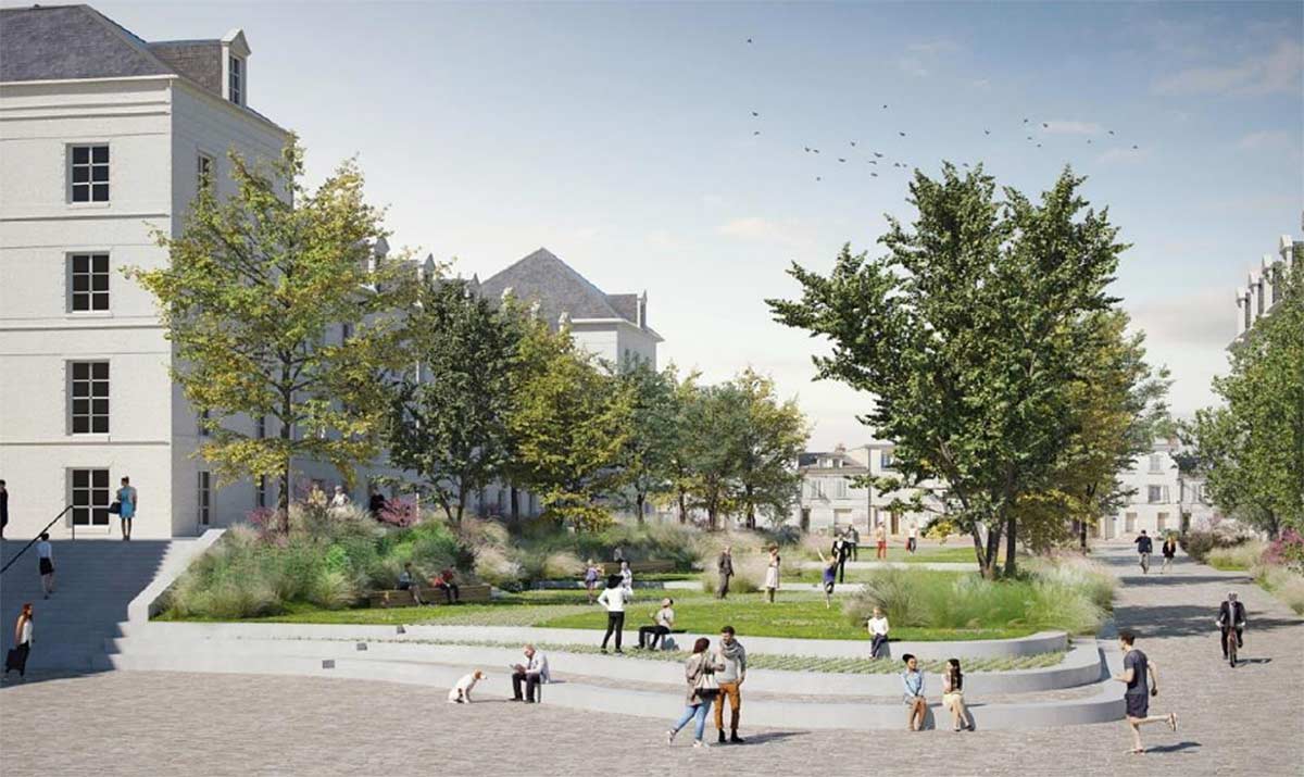 Vue d'architecte d'un espace public dans le quartier Carmes-Madeleine à Orléans. L'image montre une place pavée avec un jardin central surélevé, accessible par des marches. Des arbres matures et de jeunes plantations verdissent l'espace. Des personnes de différents âges se promènent, se reposent sur des bancs ou discutent. À gauche, un bâtiment historique avec des fenêtres à carreaux donne sur la place. Au fond, d'autres bâtiments de style classique bordent la rue. L'ensemble évoque une coulée verte urbaine